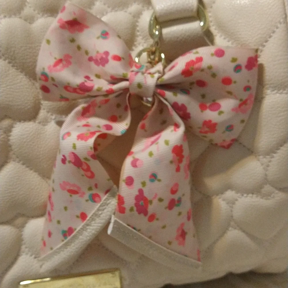 Betsey Johnson Cream Heart Puffed Purse With Pink Bow - Picture 2 of 10
